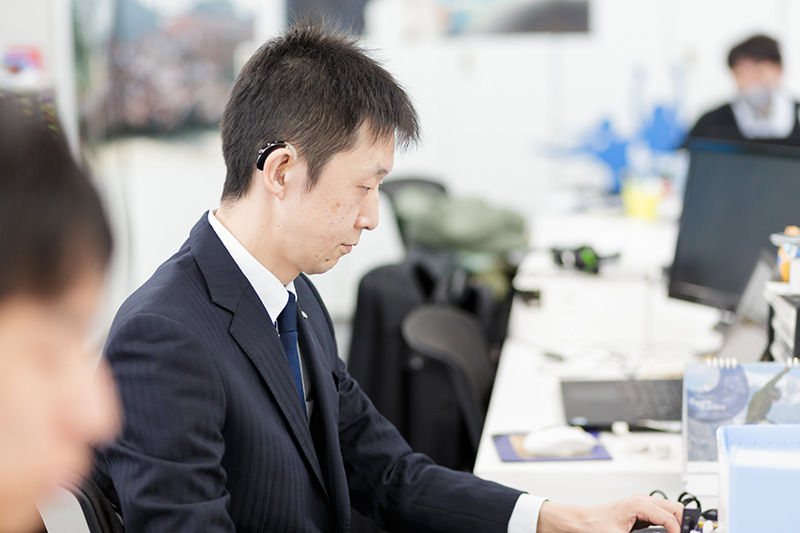 メール対応中