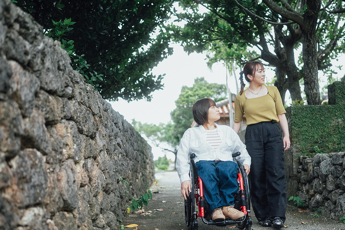 車椅子に乗る若者の楽しい旅行イメージ