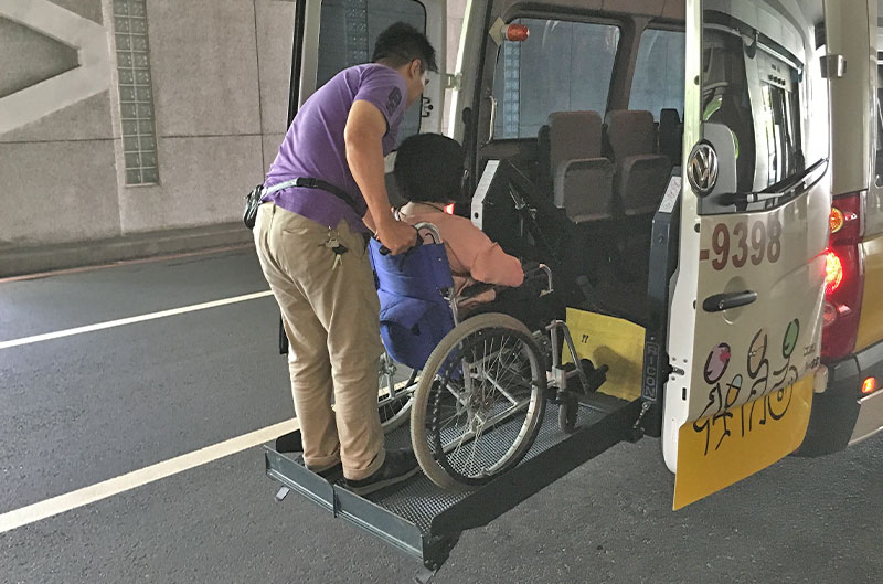 リフト付き専用車