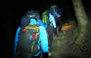 夜間登山(イメージ)