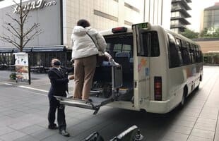 リフト付きマイクロバス（イメージ）