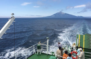 海から眺める利尻島・利尻山（イメージ）