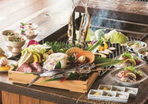 ↑囲炉裏炭火焼き料理「さざなみコース」（イメージ）