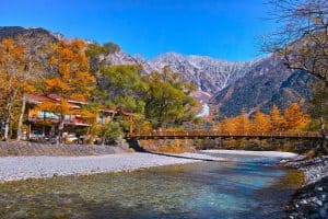 秋の上高地　河童橋（イメージ）