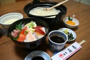 ↑五島うどん地獄炊き、海鮮丼付き（イメージ）