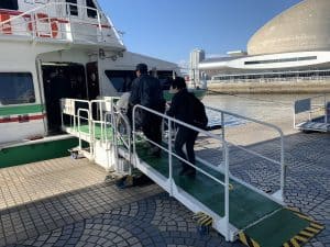 ジェットフォイルに車椅子で乗船するイメージ