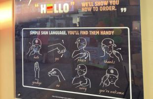 ろう者が働くファーストフード店内（イメージ）
