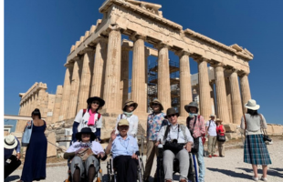 過去のたびのわツアーの皆様とパルテノン神殿