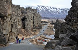 地球の割れ目ギャウ（イメージ）