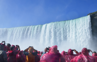 ナイアガラの滝クルーズ船（イメージ）